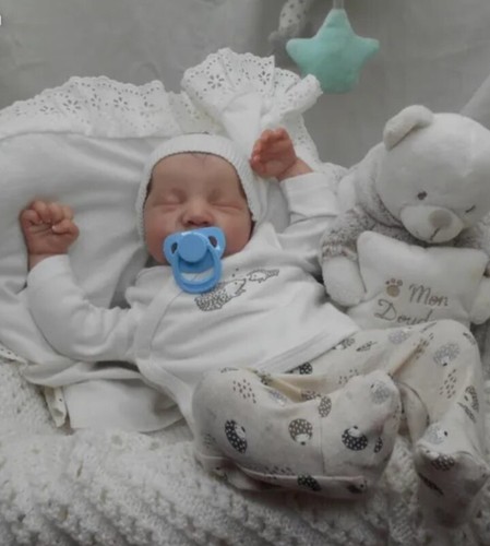 Joli bébé reborn peu - bébé, d'un
